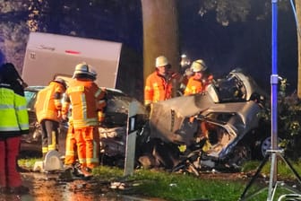 Der Audi (rechts Trümmerteile) wurde bei dem Unfall völlig zerstört. Sein Fahrer konnte nur noch tot geborgen werden.