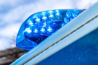 Blaulicht der Polizei (Symbolbild): Die Fahndung konnte nach nur einem Tag wieder eingestellt werden.