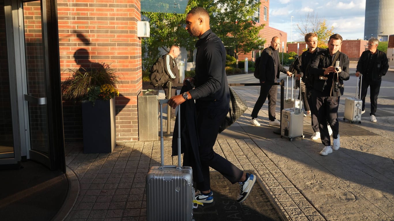Ankunft am Teamhotel: Leverkusens Jonathan Tah betritt das Renaissance Hotel in Foxborough.