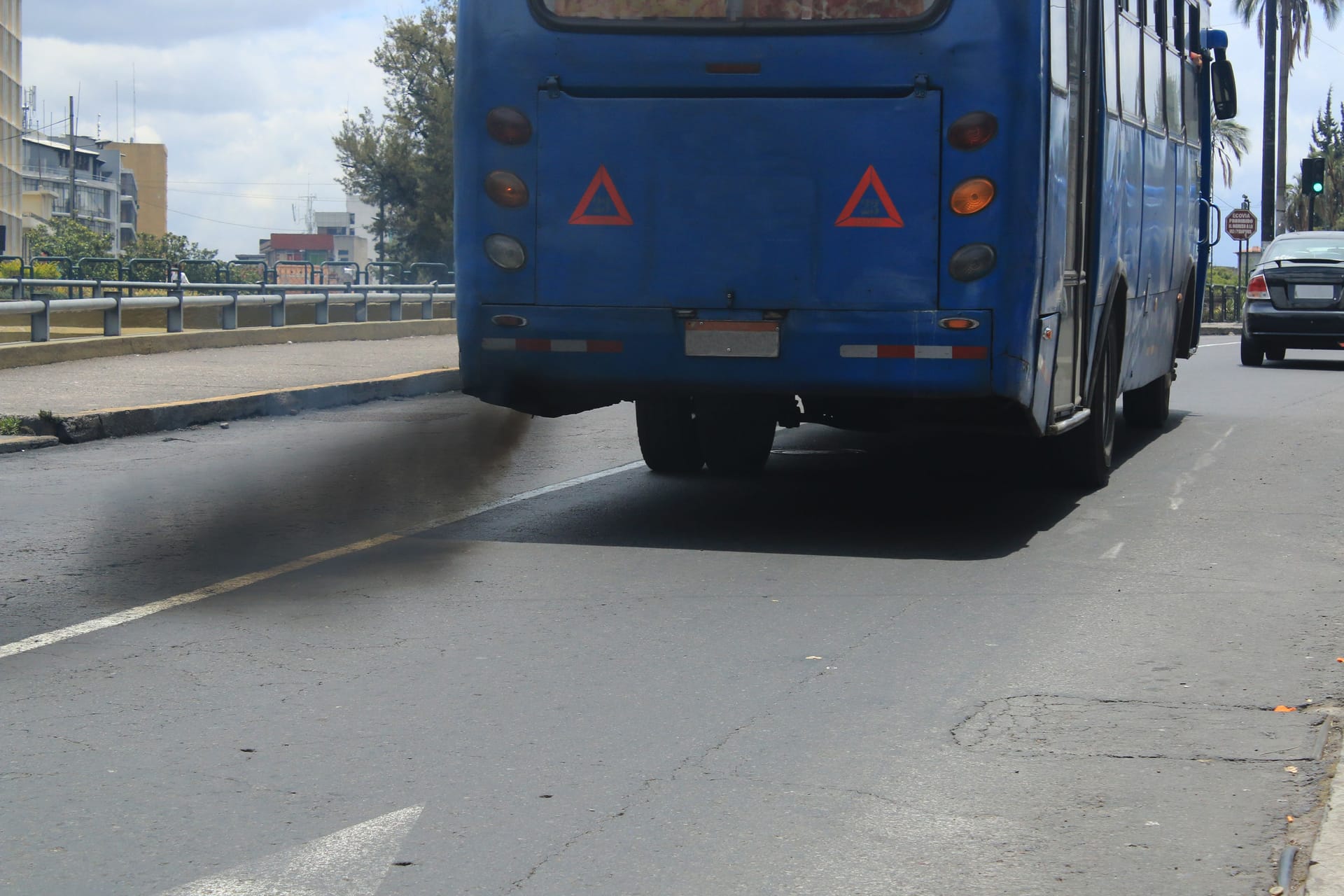 Abgas eines Busses: Bis 2040 sollen schwere Nutzfahrzeuge deutlich weniger Kohlendioxid ausstoßen.