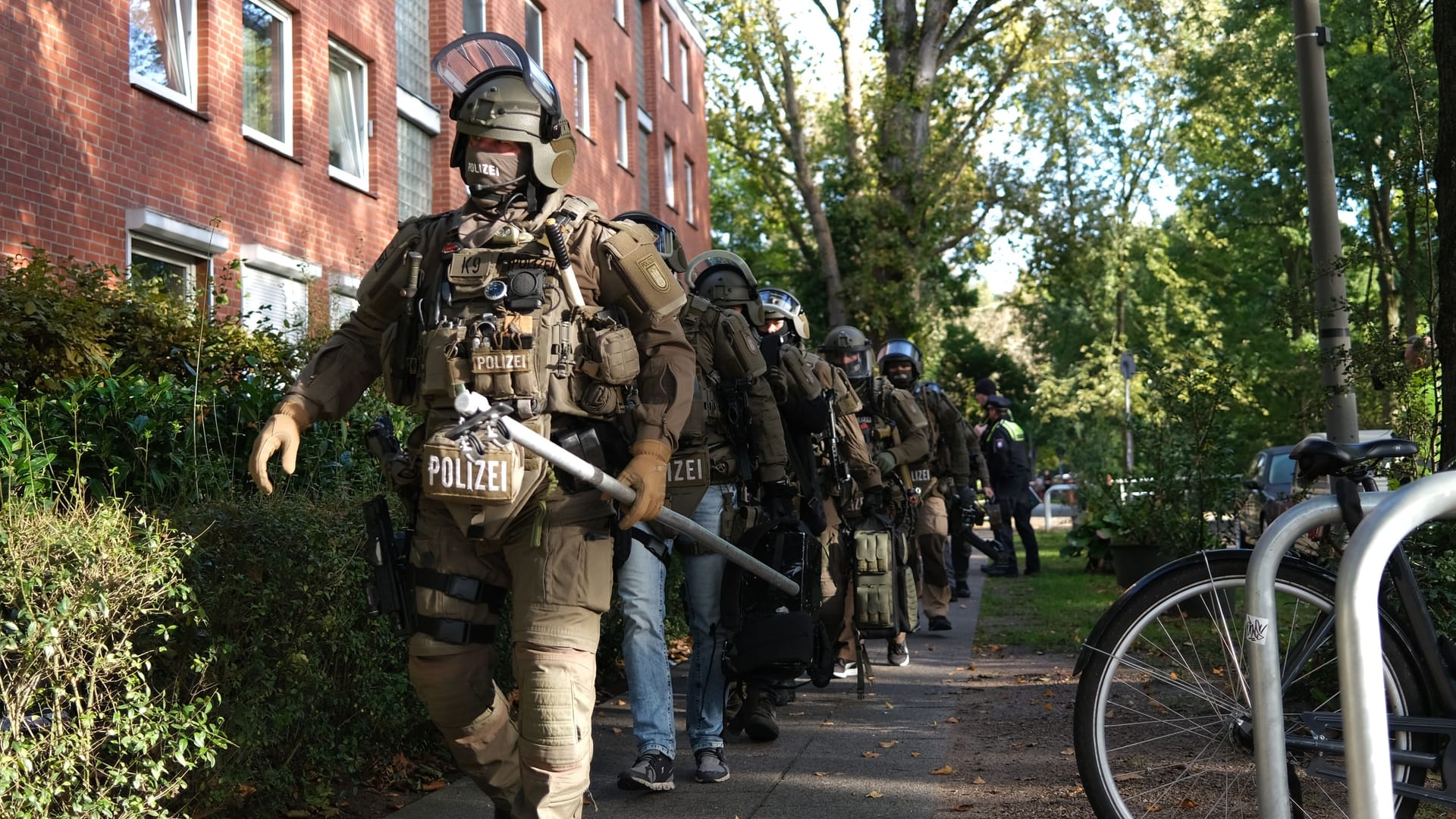 Einsatz in Hamburg-Hamm: Das SEK hat eine Wohnung am frühen Morgen gestürmt. Einsatz in Hamburg-Hamm: Das SEK hat eine Wohnung am frühen Morgen gestürmt.