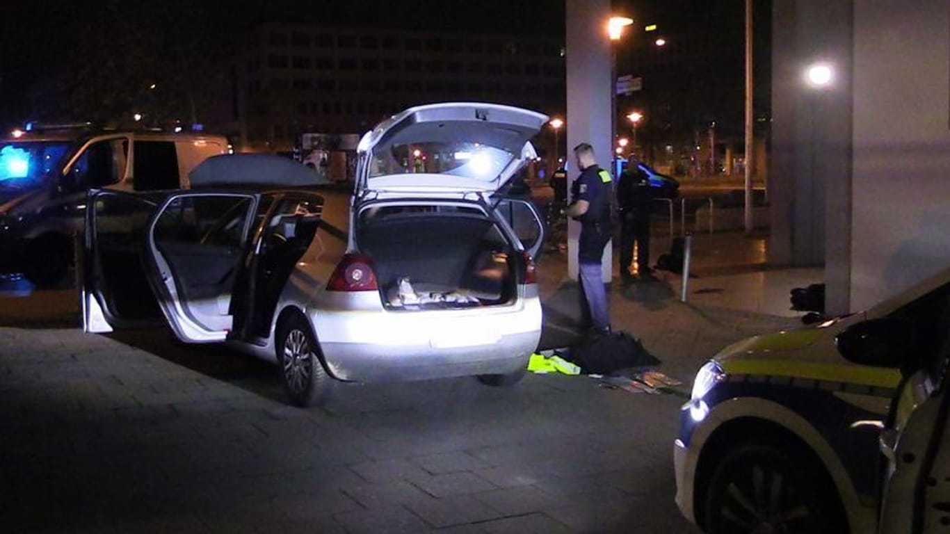 Verkehrsrowdys haben sich in der Nacht zu Samstag eine Verfolgungsjagd mit der Polizei in Berlin-Hellersdorf geliefert.
