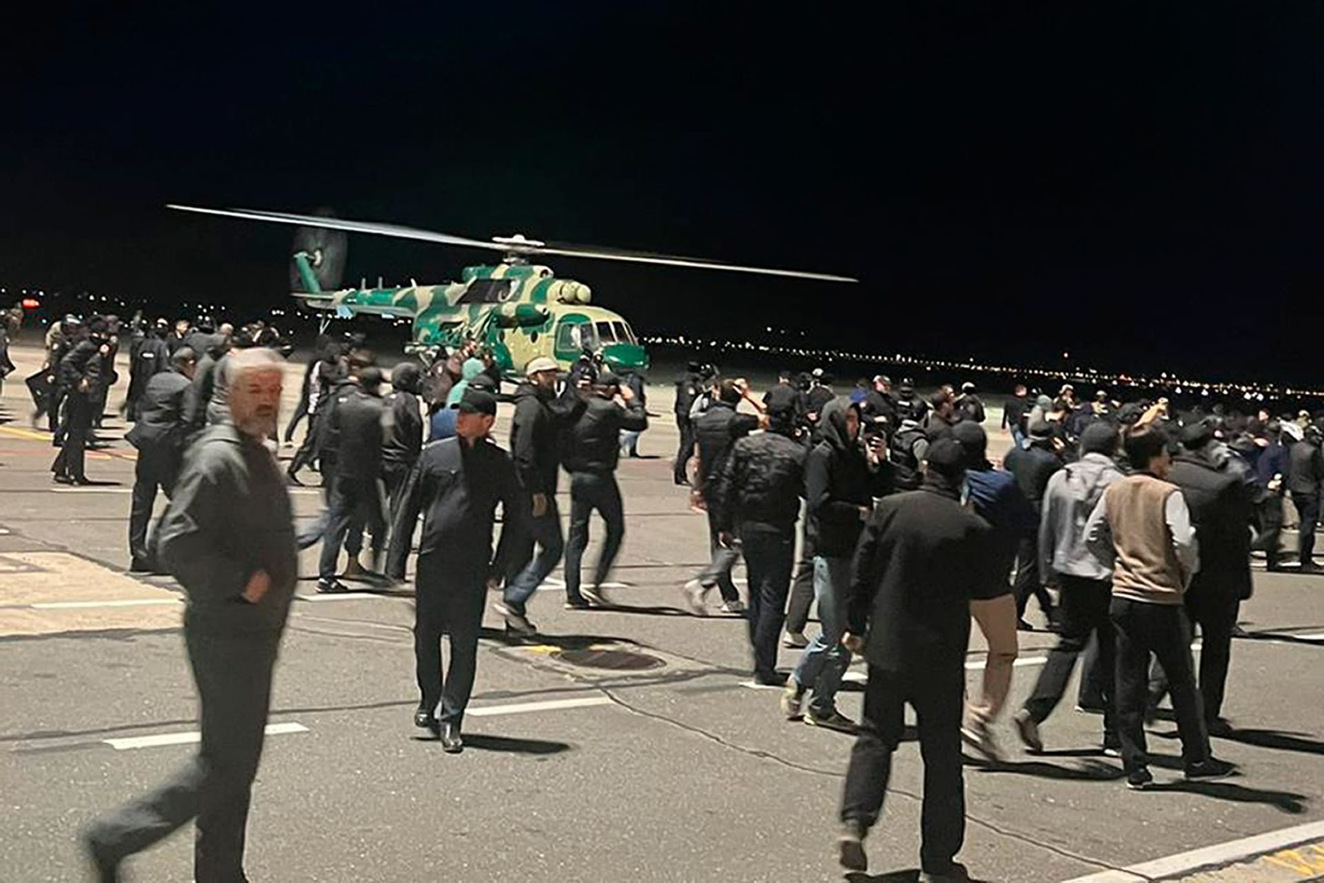 Ein Mob stürmte am Montagabend das Rollfeld des Flughafens in Machatschkala.
