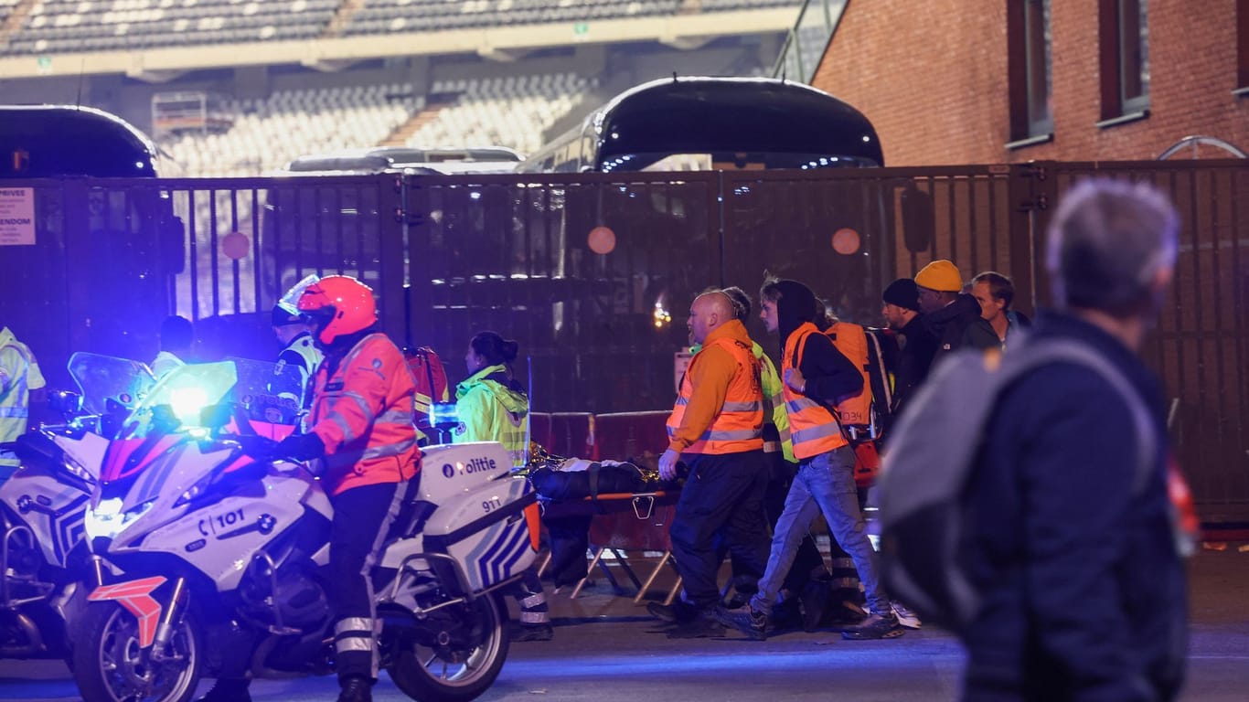 Rettungskräfte bergen eine verletzte Person in der Nähe des König Baudouin-Stadions in Brüssel.