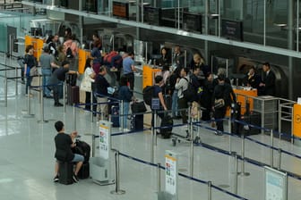 Menschen warten in der Abflughalle des Münchner Flughafens (Archivbild): Der Airport verzeichnet in den ersten neun Monaten des Jahres gute Zahlen.