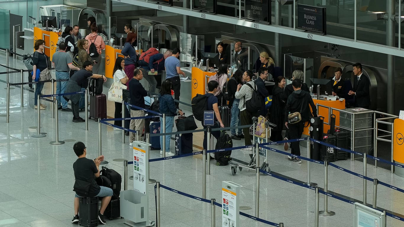 Menschen warten in der Abflughalle des Münchner Flughafens (Archivbild): Der Airport verzeichnet in den ersten neun Monaten des Jahres gute Zahlen.