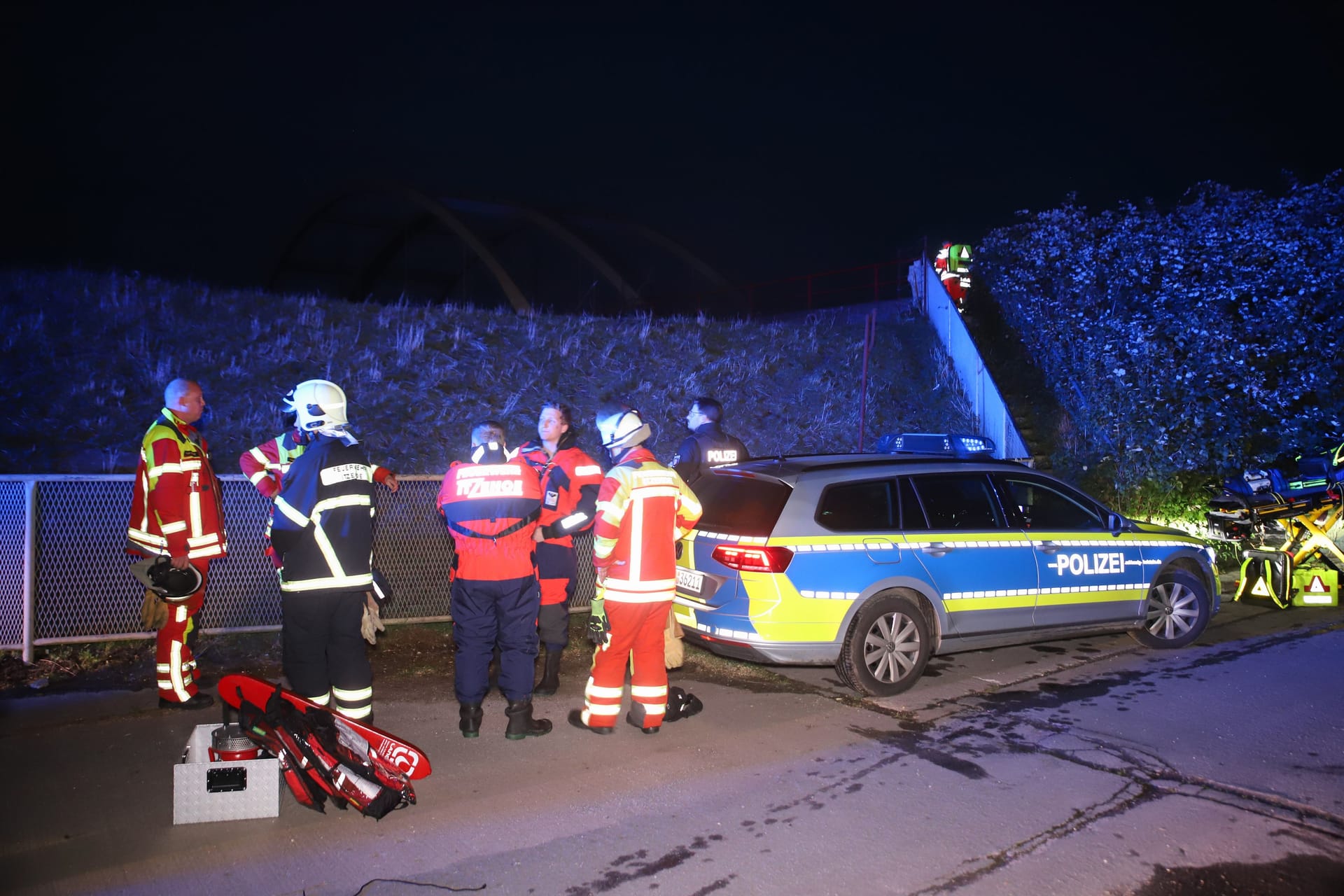 Einsatzkräfte am Unfallort in Itzehoe: Beim Angeln auf dem Alsengelände ist ein Kind in die Stör gefallen.