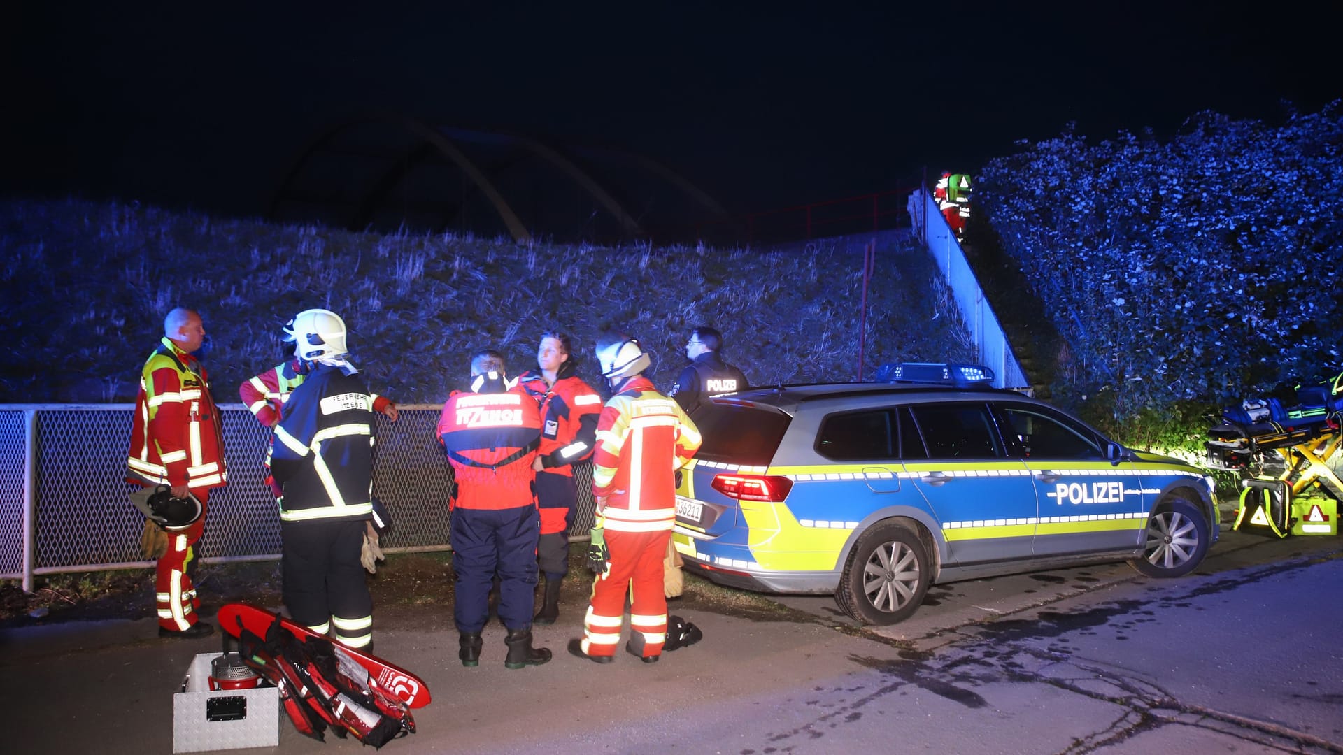 Einsatzkräfte am Unfallort in Itzehoe: Beim Angeln auf dem Alsengelände ist ein Kind in die Stör gefallen.