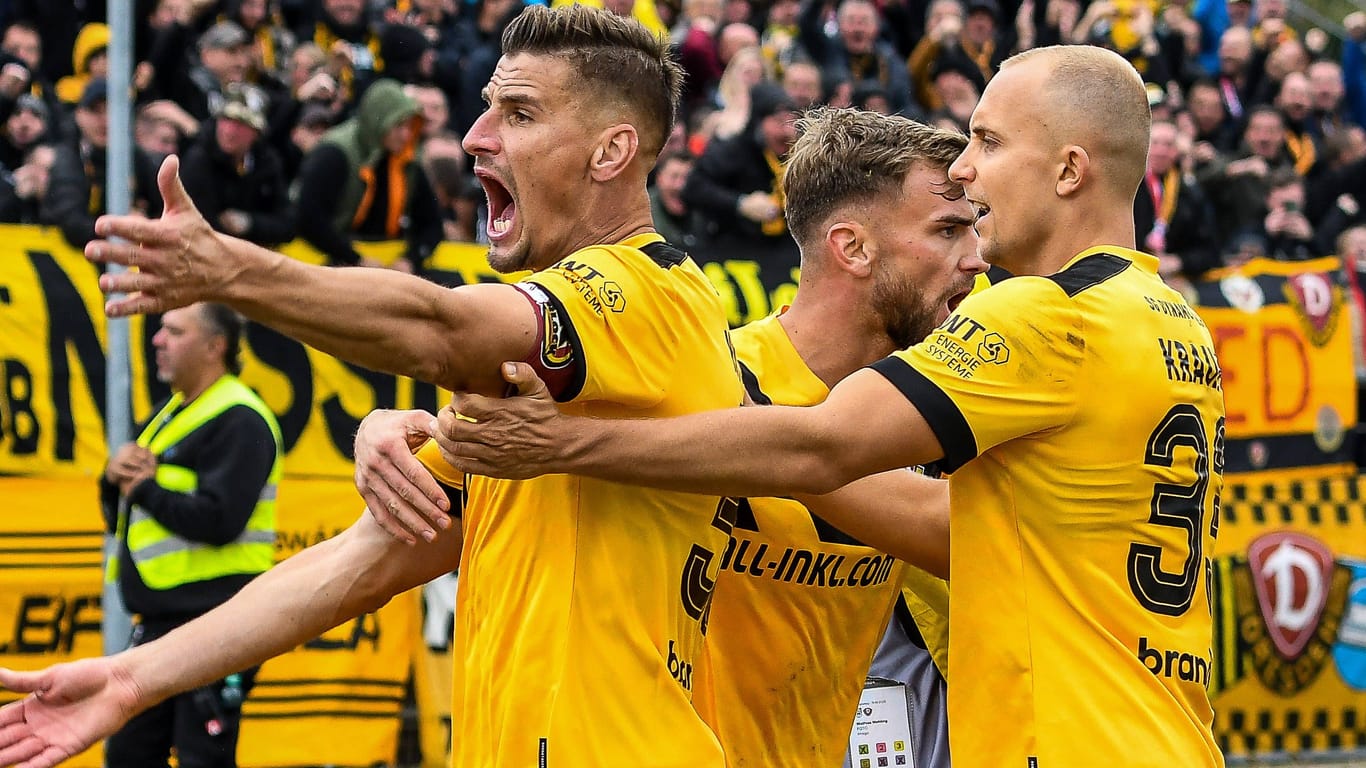 Die Spieler von Dynamo Dresden feiern ein Tor in Ulm: Die Partie endete torreich.
