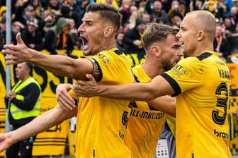 Die Spieler von Dynamo Dresden feiern ein Tor in Ulm: Die Partie endete torreich.
