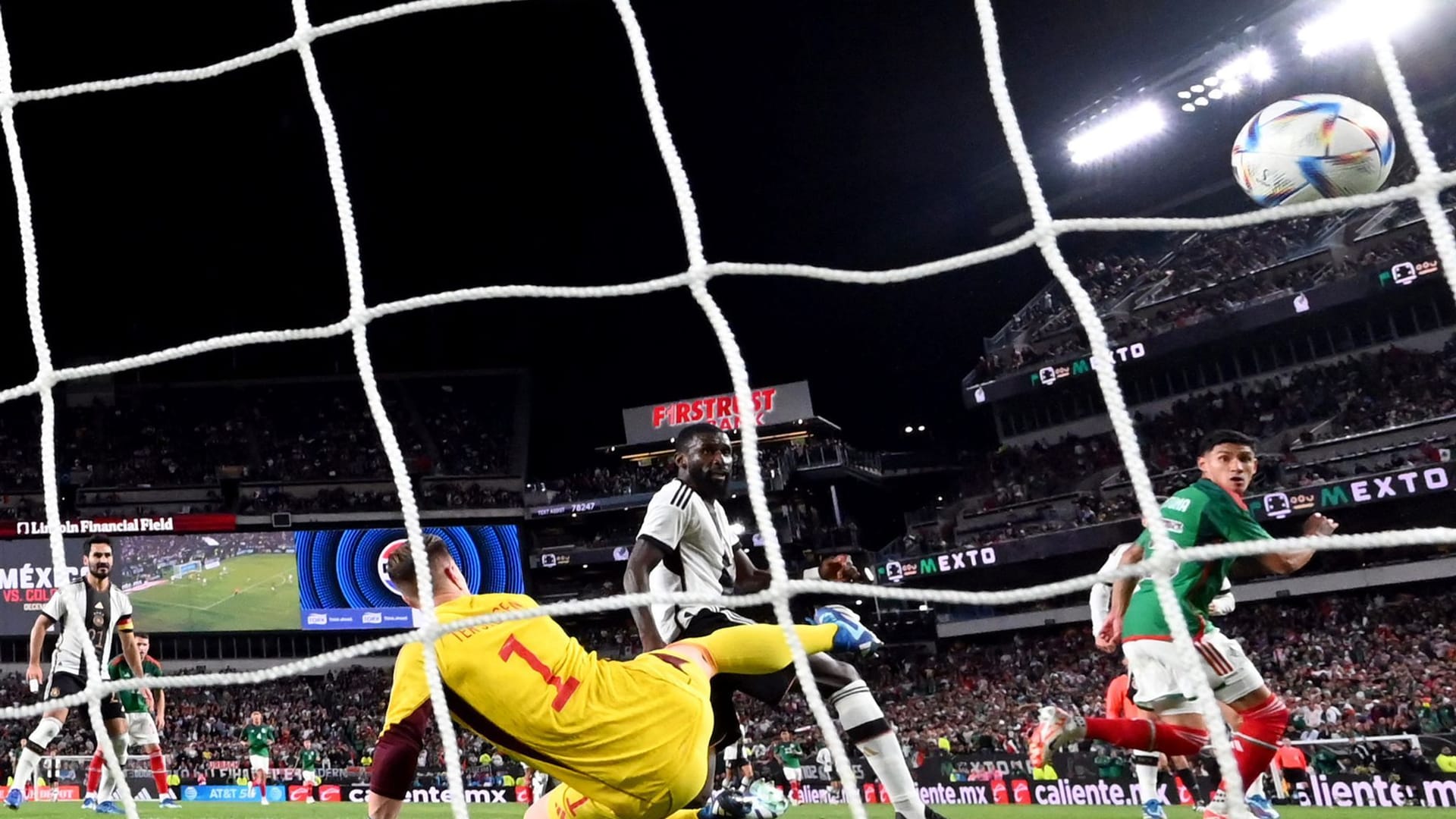 Marc-André ter Stegen: Unsauberer Pass auf Rüdiger in Bedrängnis (3. Minute), es folgte ein weiterer ins Aus (14.). Ein unsicherer Start des Barcelona-Keepers. Beim Gegentor schuldlos, aufmerksam bei einem mexikanischen Konter (44.). Auf der Hut bei einem mexikanischen Freistoß (74.), als er das kurze Eck zumachte. Note 4