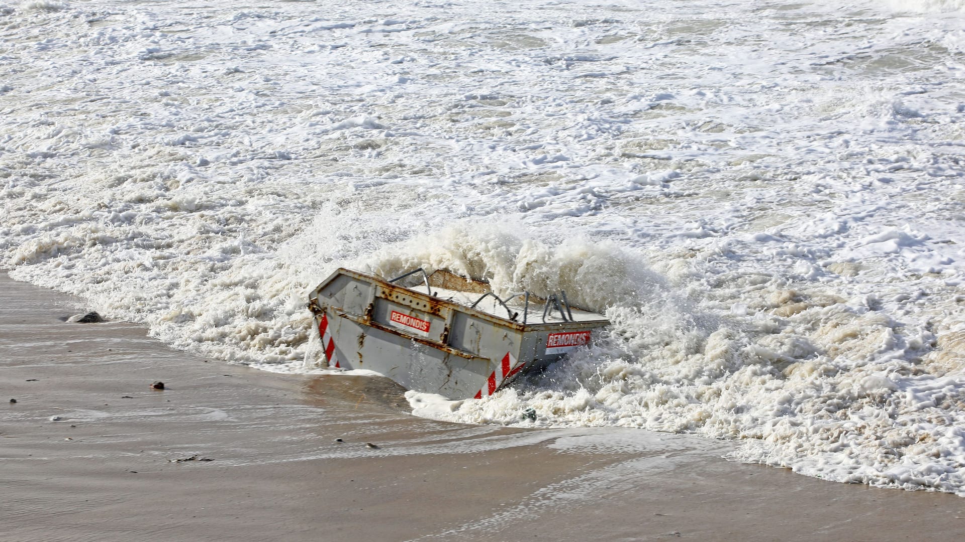 Ganze Container hat der Sturm ins Meer gerissen.