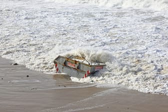 Ganze Container hat der Sturm ins Meer gerissen.