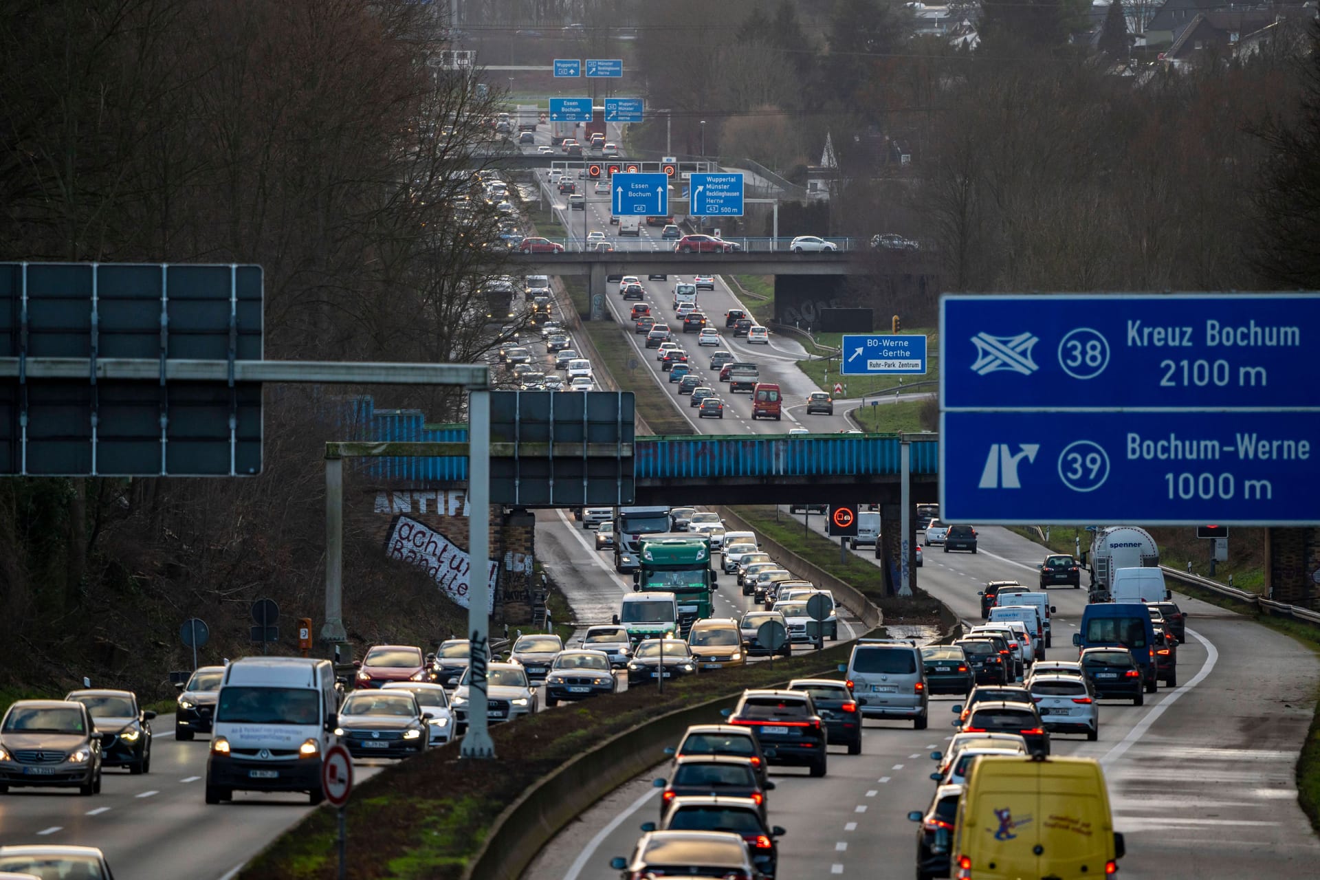 Dichter Feierabendverkehr vor dem Autobahnkreuz Bochum (Archivbild): Die Arbeiten im Zuge des A43-Ausbaus haben begonnen.