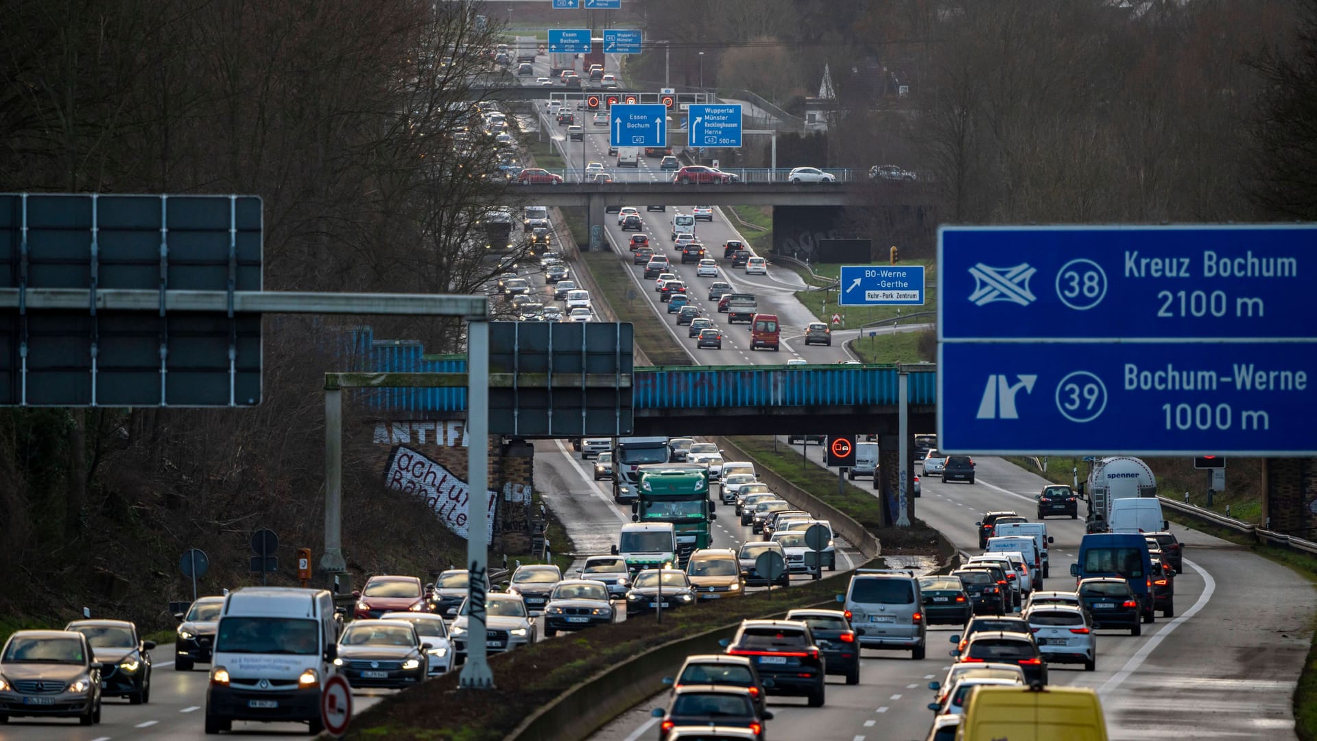 Dichter Feierabendverkehr vor dem Autobahnkreuz Bochum (Archivbild): Die Arbeiten im Zuge des A43-Ausbaus haben begonnen.