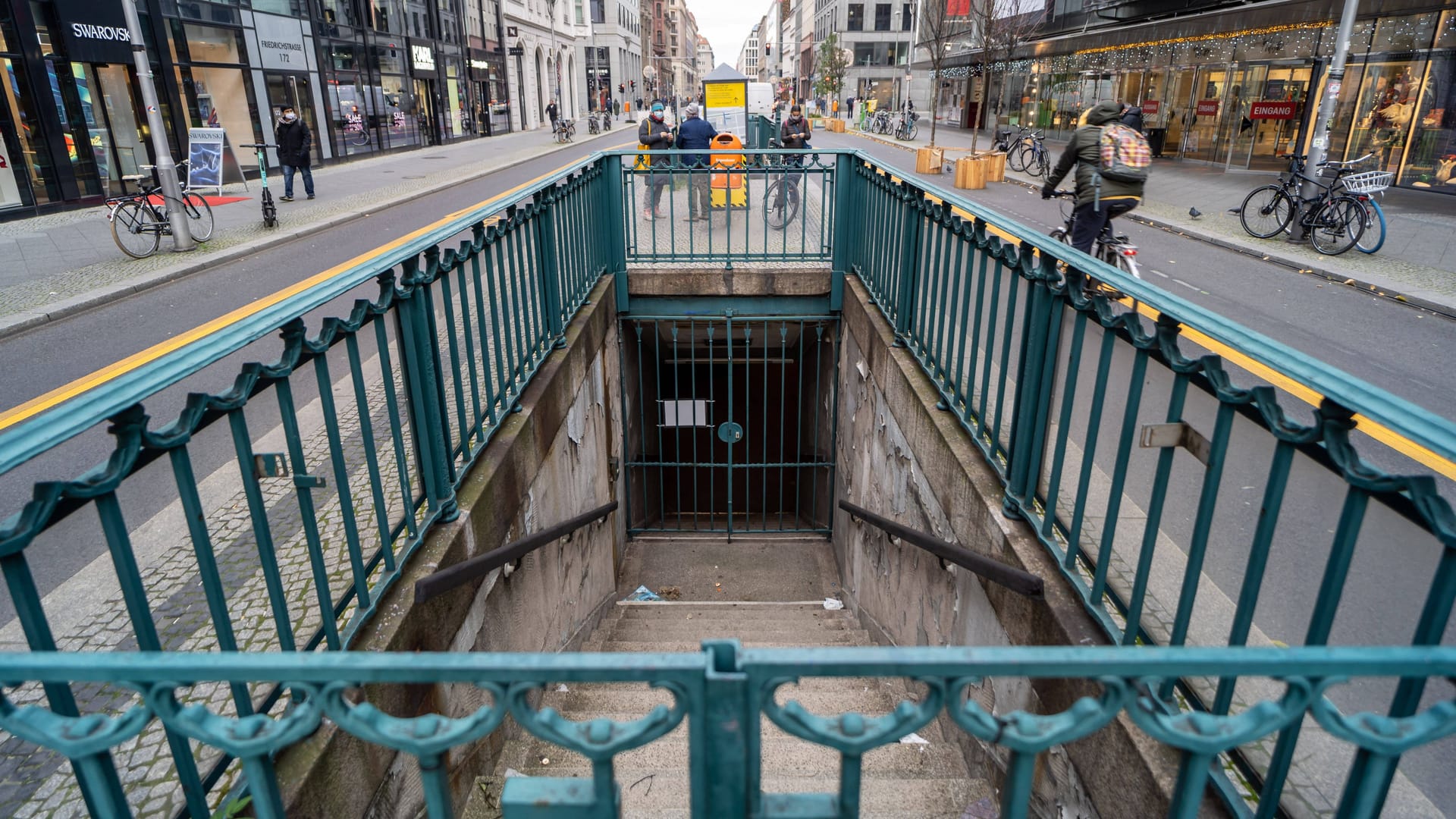 Gitter vor dem Eingang zur Station "Französische Straße"