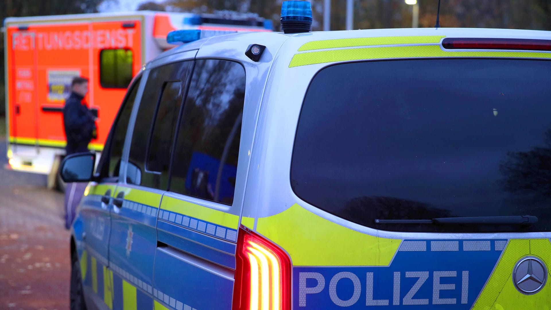 Polizeiauto fährt mit Blaulicht durch eine Straße zum Einsatz (Symbolbild): Es handelt sich laut Polizei um menschliche Überreste.