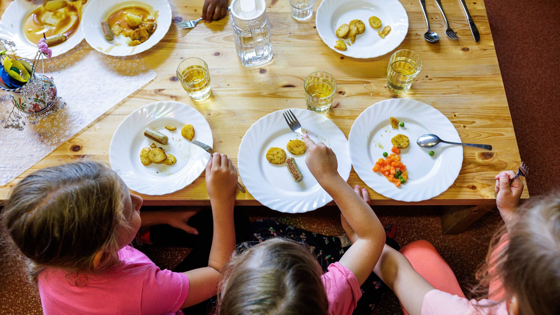 Kinder beim Mittagessen in einer Kita (Symbolbild):