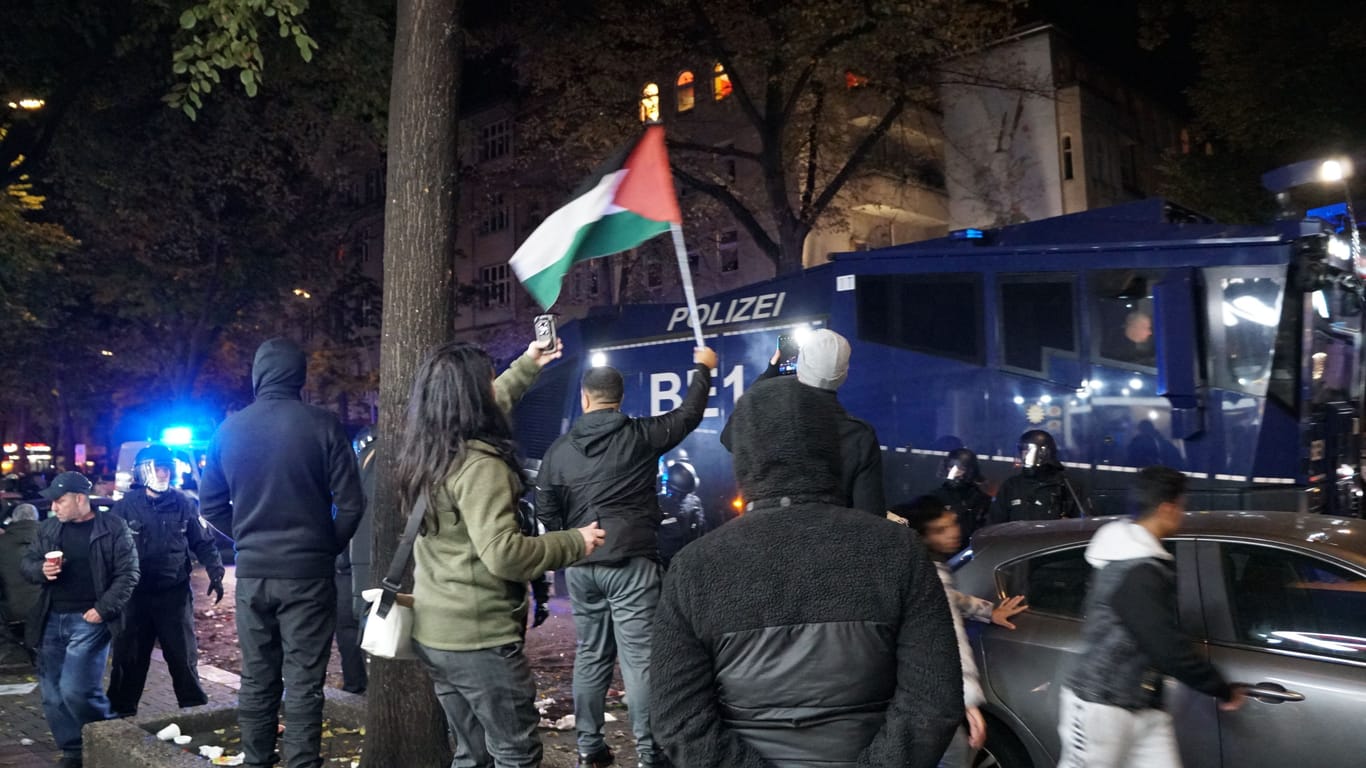 Wasserwerfer bei pro-palästinensischen Protesten in Berlin-Neukölln: