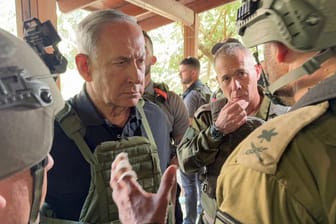 Benjamin Netanjahu (M.), Israels Ministerpräsident Netanjahu (M.) mit Mitgliedern der Israel Defense Forces (IDF).