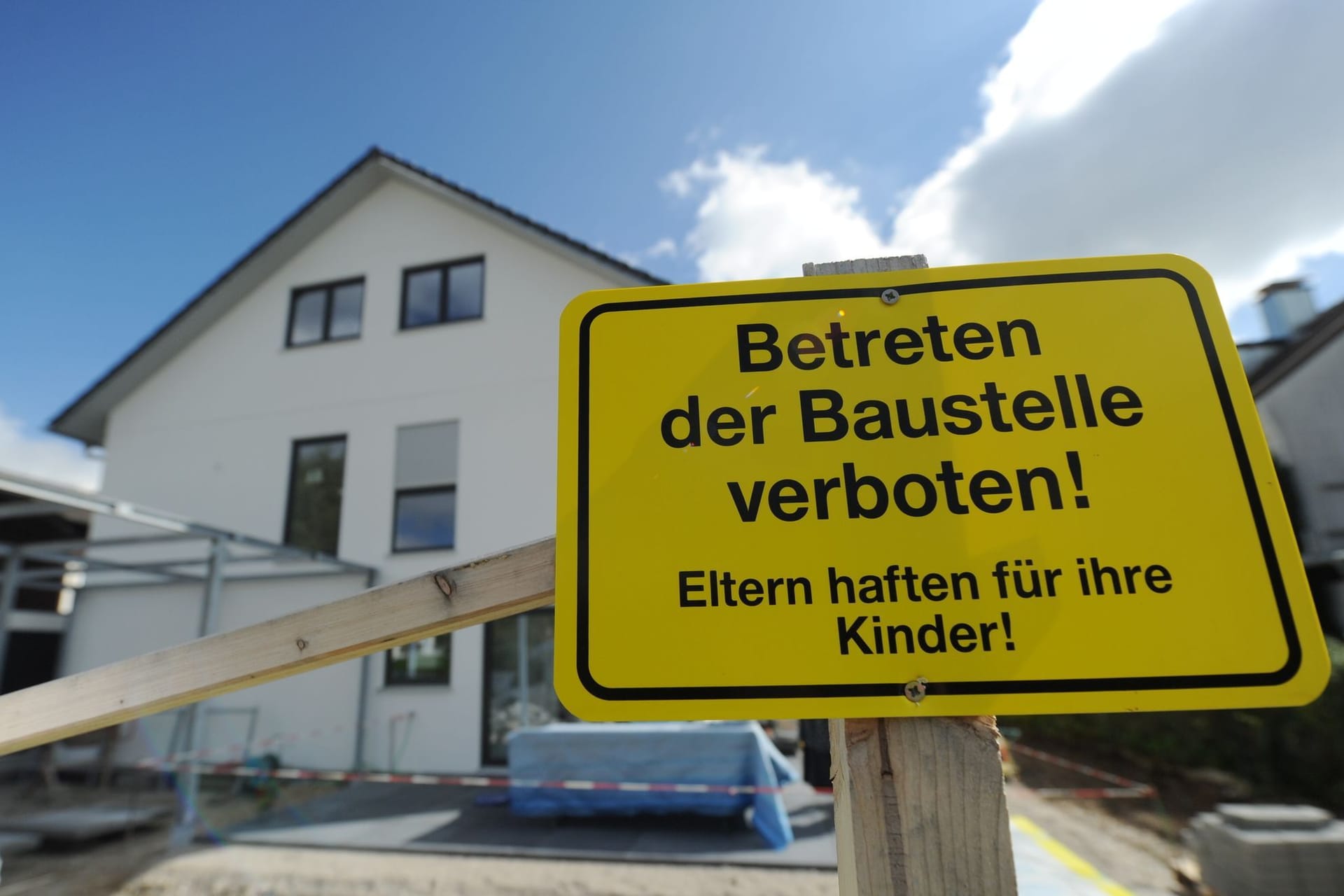 Ein Schild weißt auf eine Baustelle hin Ein Schild weißt auf eine Baustelle hin