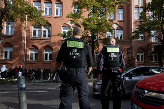 Berlin: Polizisten stehen vor dem Ernst-Abbe-Gymnasium in der Sonnenallee im Berliner Stadtteil Neukölln. An dieser Schule kam es zu einem Vorfall im Zusammenhang mit dem Israel-Konflikt.