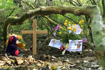 Der Fundort der Leiche der ermordeten Adelina in einem Wald in Weyhe-Leeste war am 12.10.2001 mit einem Teddybär, Blumen und einem Holzkreuz geschmückt.