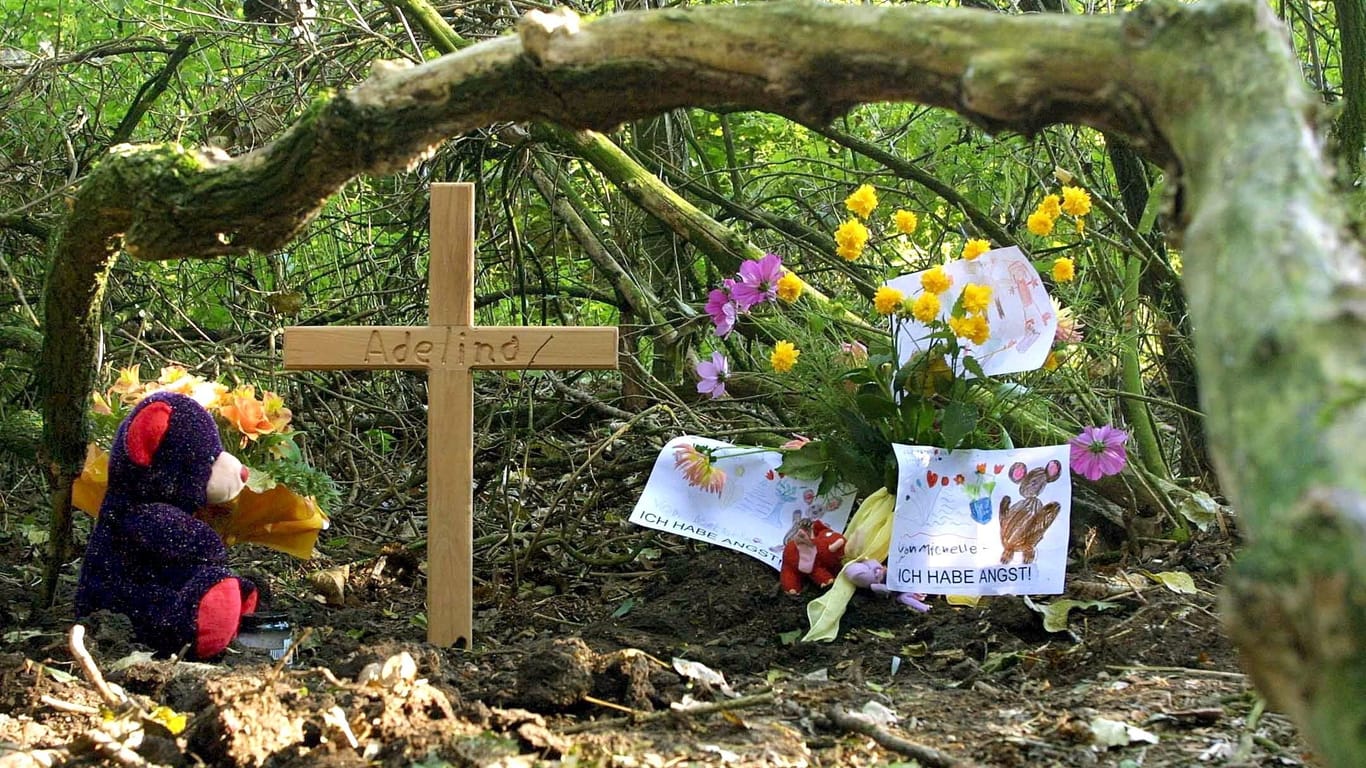 Der Fundort der Leiche der ermordeten Adelina in einem Wald in Weyhe-Leeste war am 12.10.2001 mit einem Teddybär, Blumen und einem Holzkreuz geschmückt.