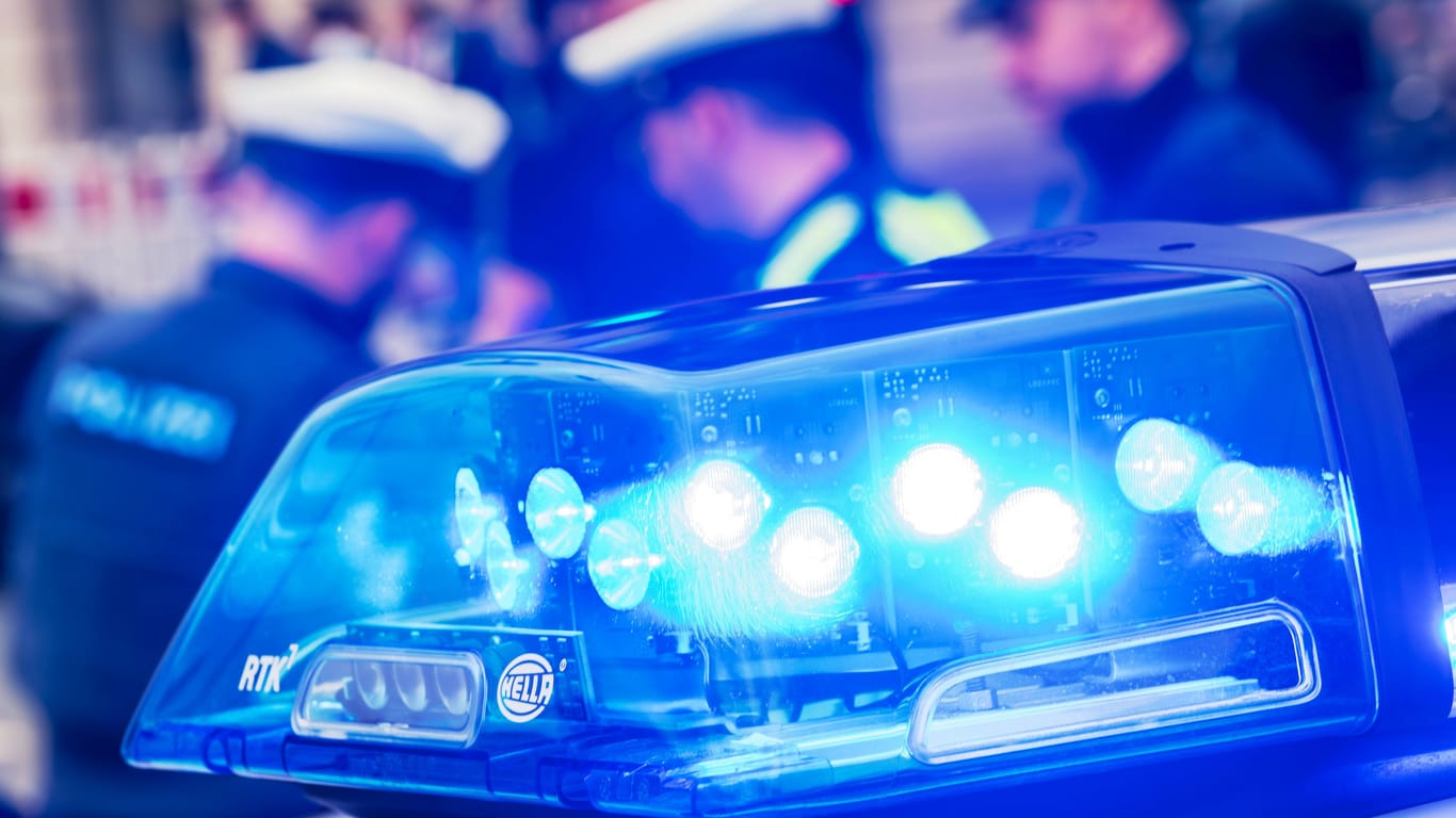 Polizei mit Blaulicht (Archivbild): In einer Berliner Wohnung ist eine 68-Jährige tot aufgefunden worden.