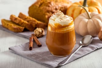 Der aromatische Pumpkin Spice Latte ist eine beliebte Kaffeespezialität im Herbst.