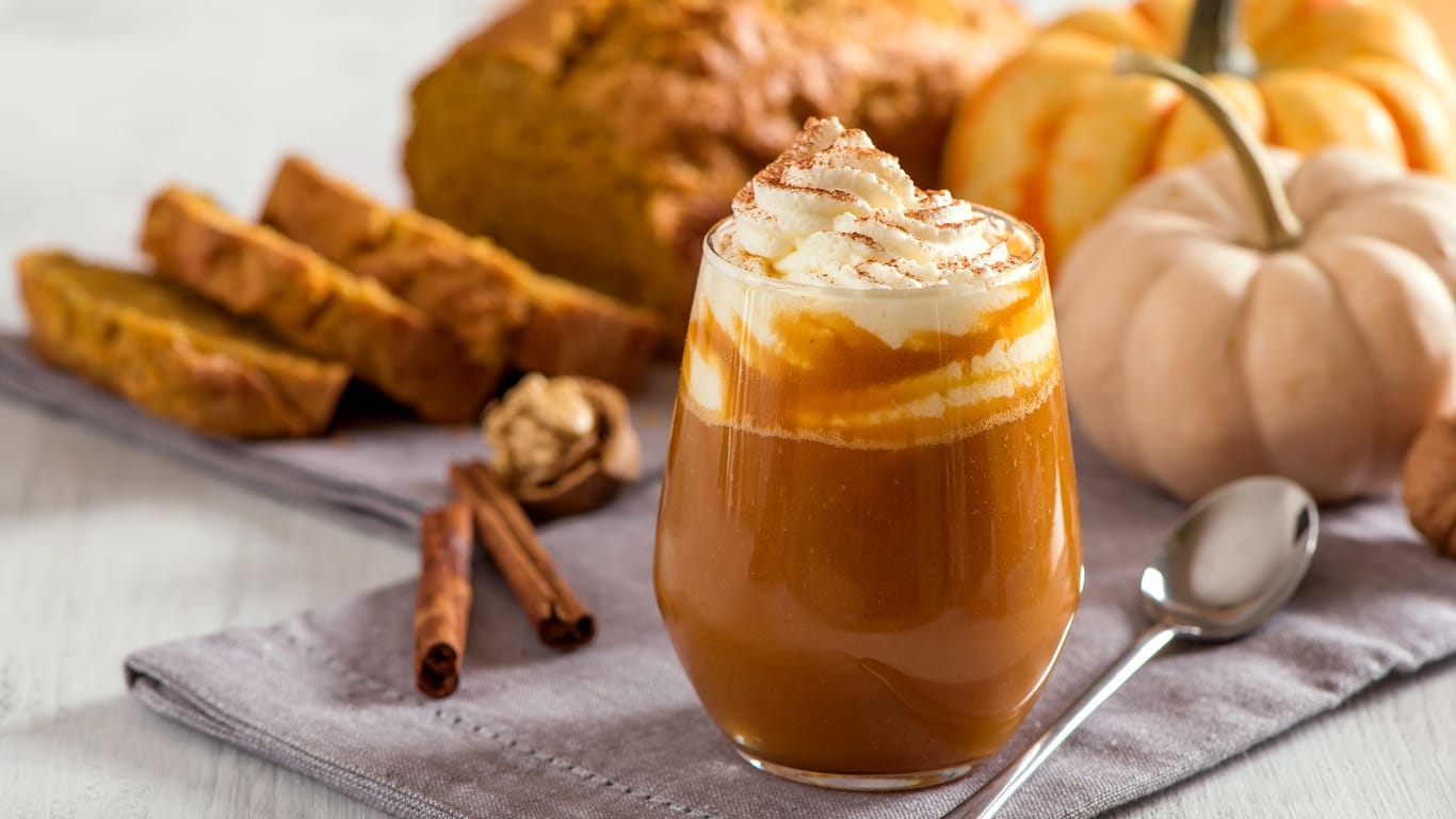 Der aromatische Pumpkin Spice Latte ist eine beliebte Kaffeespezialität im Herbst.