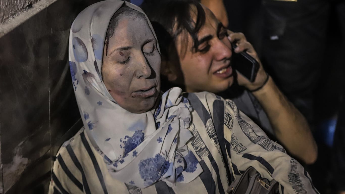 Verzweiflung in Gaza-Stadt: Hunderte Menschen sollen bei einem Raketeneinschlag ums Leben gekommen sein.