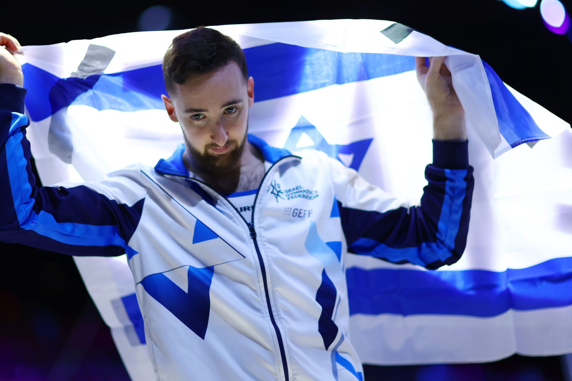 Artem Dolgopyat mit der israelischen Flagge: Seinen Sieg konnte er nicht wirklich feiern.
