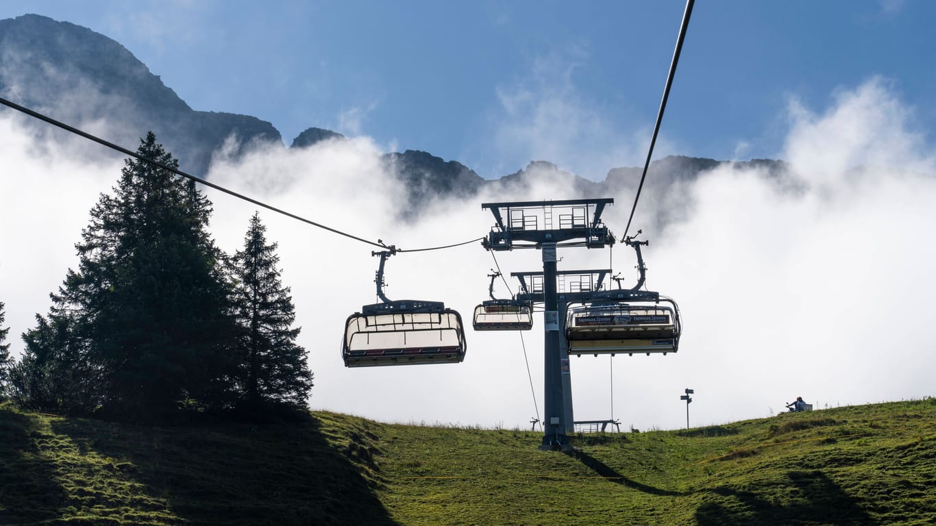 Die Iseler-Bahn im Skigebiet von Oberjoch: Bald dürfte die grüne Wiese unter dem Sessellift unter einer Schneedecke verschwinden.