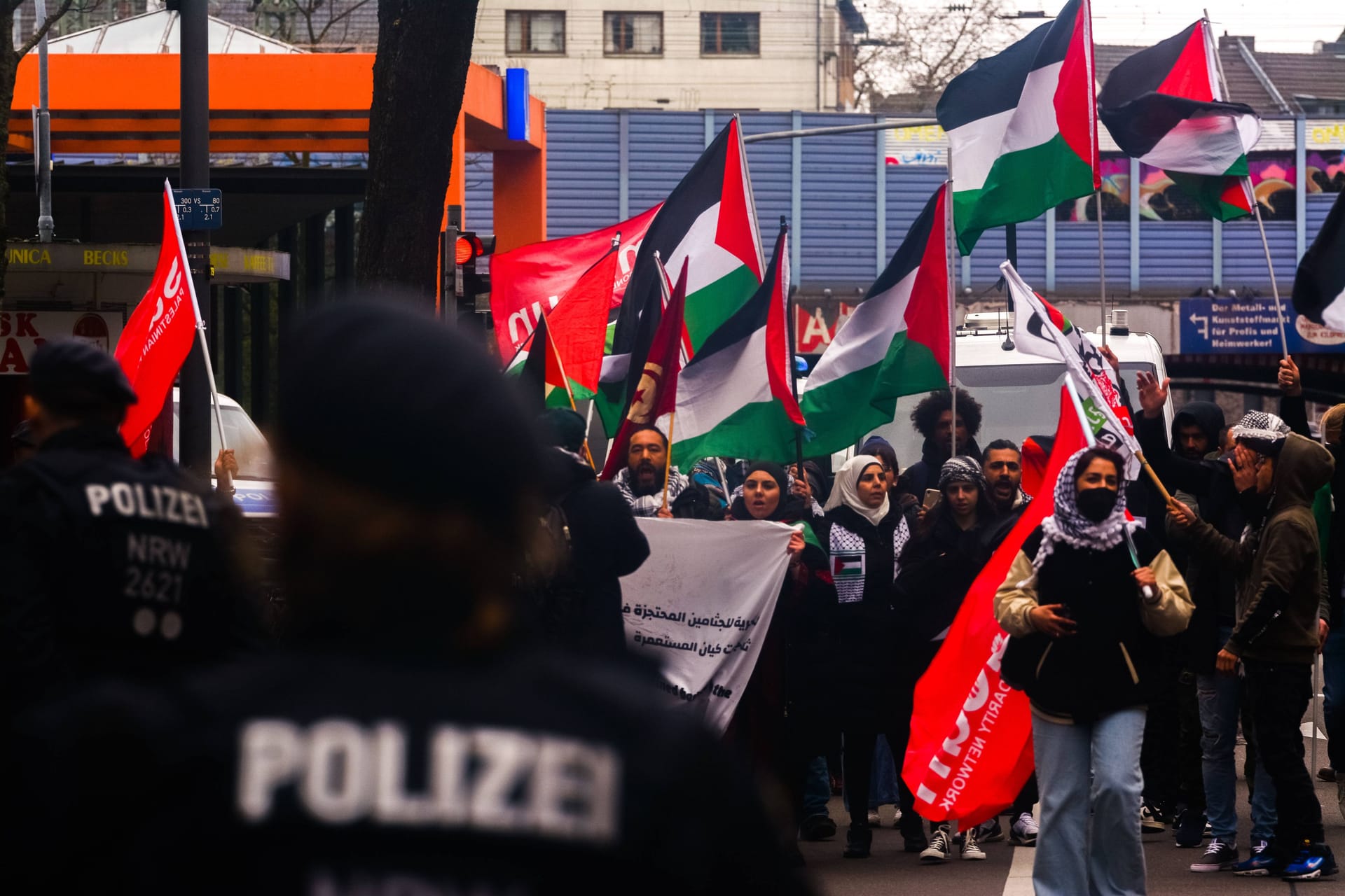 Polizisten bei einer pro-Palästina-Demo (Archivbild): In mehreren deutschen Städten kam es zu Versammlungen.