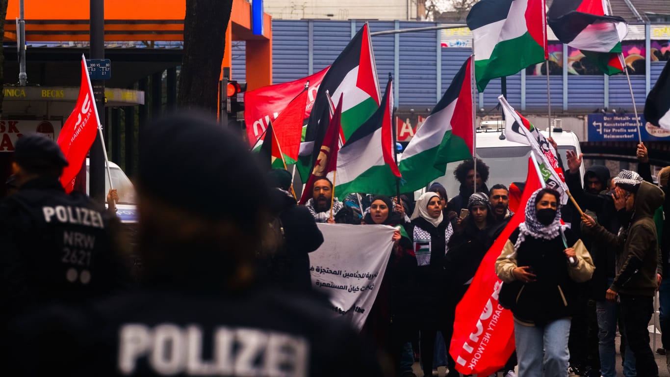 Polizisten bei einer pro-Palästina-Demo (Archivbild): In mehreren deutschen Städten kam es zu Versammlungen.