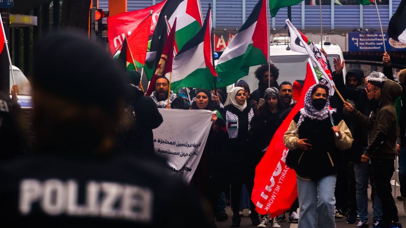 Polizisten bei einer pro-Palästina-Demo (Archivbild): In mehreren deutschen Städten kam es zu Versammlungen.