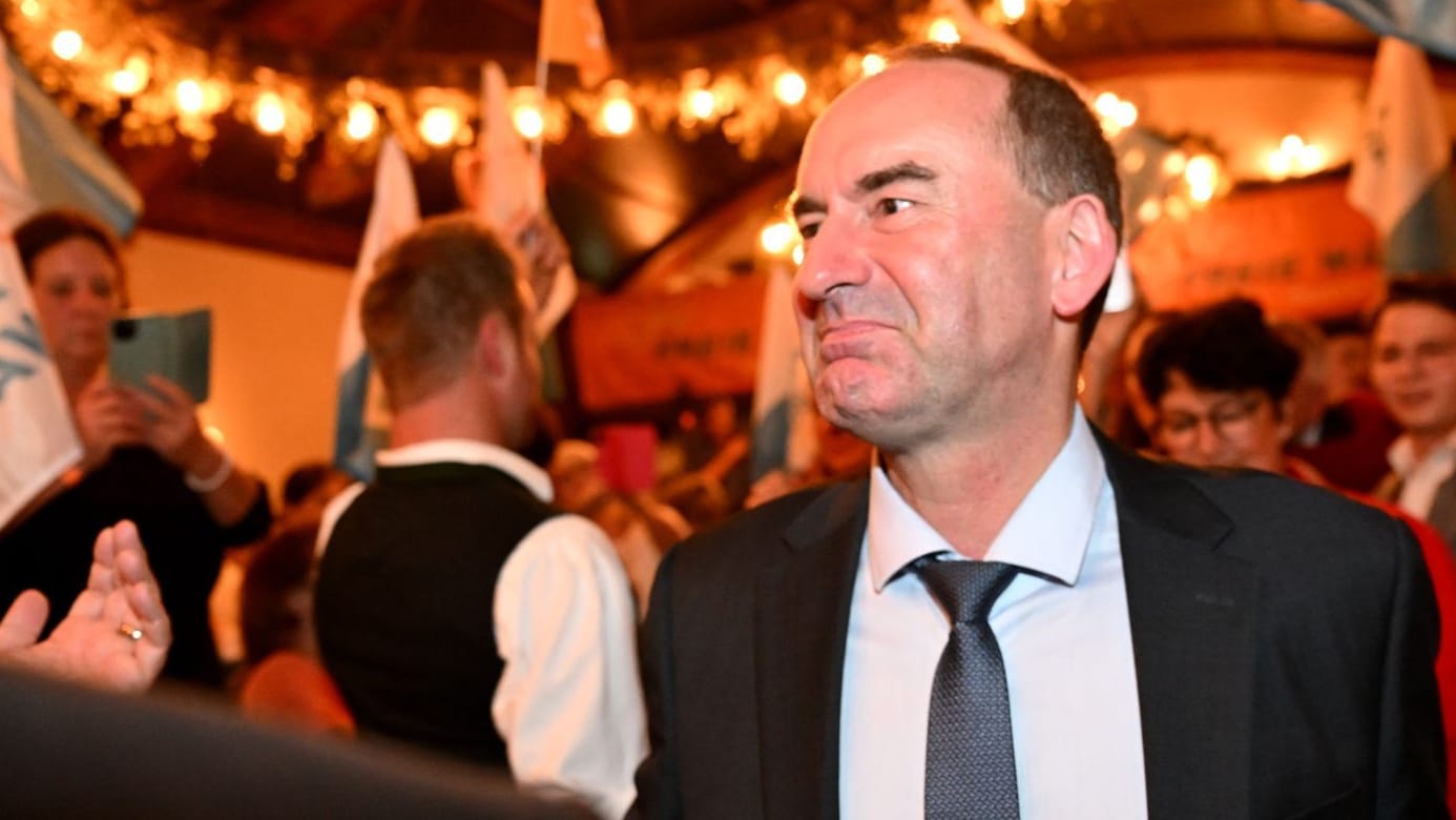 Hubert Aiwanger: Der ehemalige Chef der CSU Erwin Huber wirft Aiwanger vor, den Koalitionswahlkampf "schamlos ausgenutzt" zu haben. Hubert Aiwanger: Der ehemalige Chef der CSU Erwin Huber wirft Aiwanger vor, den Koalitionswahlkampf "schamlos ausgenutzt" zu haben.