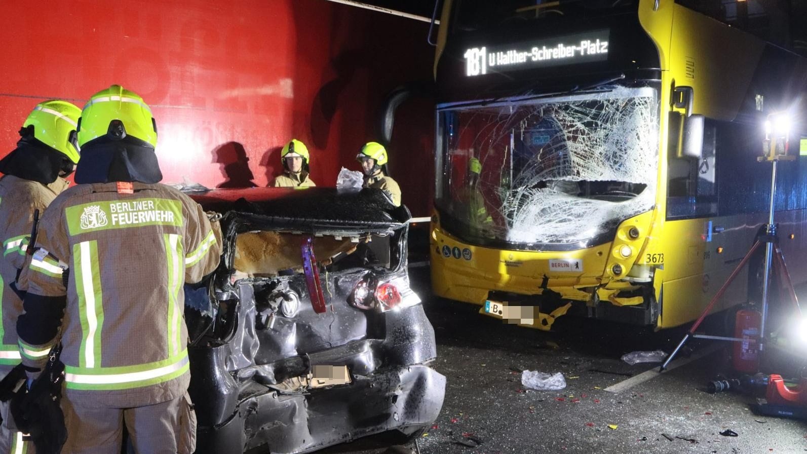 Die Feuerwehr am Unfallort: Eine Person war im Fahrzeug eingeschlossen und musste mit Rettungsgeräten befreit werden. Die Feuerwehr am Unfallort: Eine Person war im Fahrzeug eingeschlossen und musste mit Rettungsgeräten befreit werden.