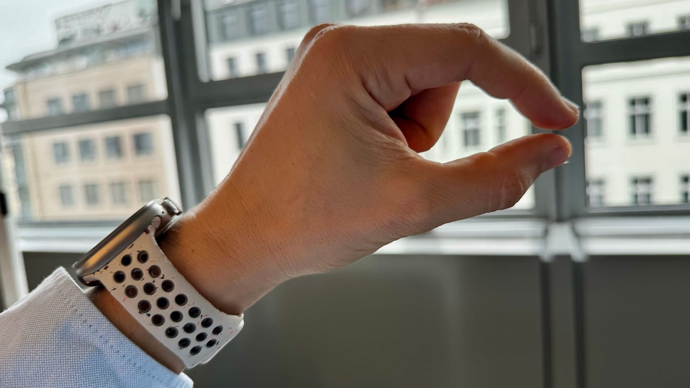 Hand mit Apple Watch Ultra 2: Die neue Doppeltipp-Geste löst Bedienprobleme in Situationen, in denen eine oder beide Hände beschäftigt sind.