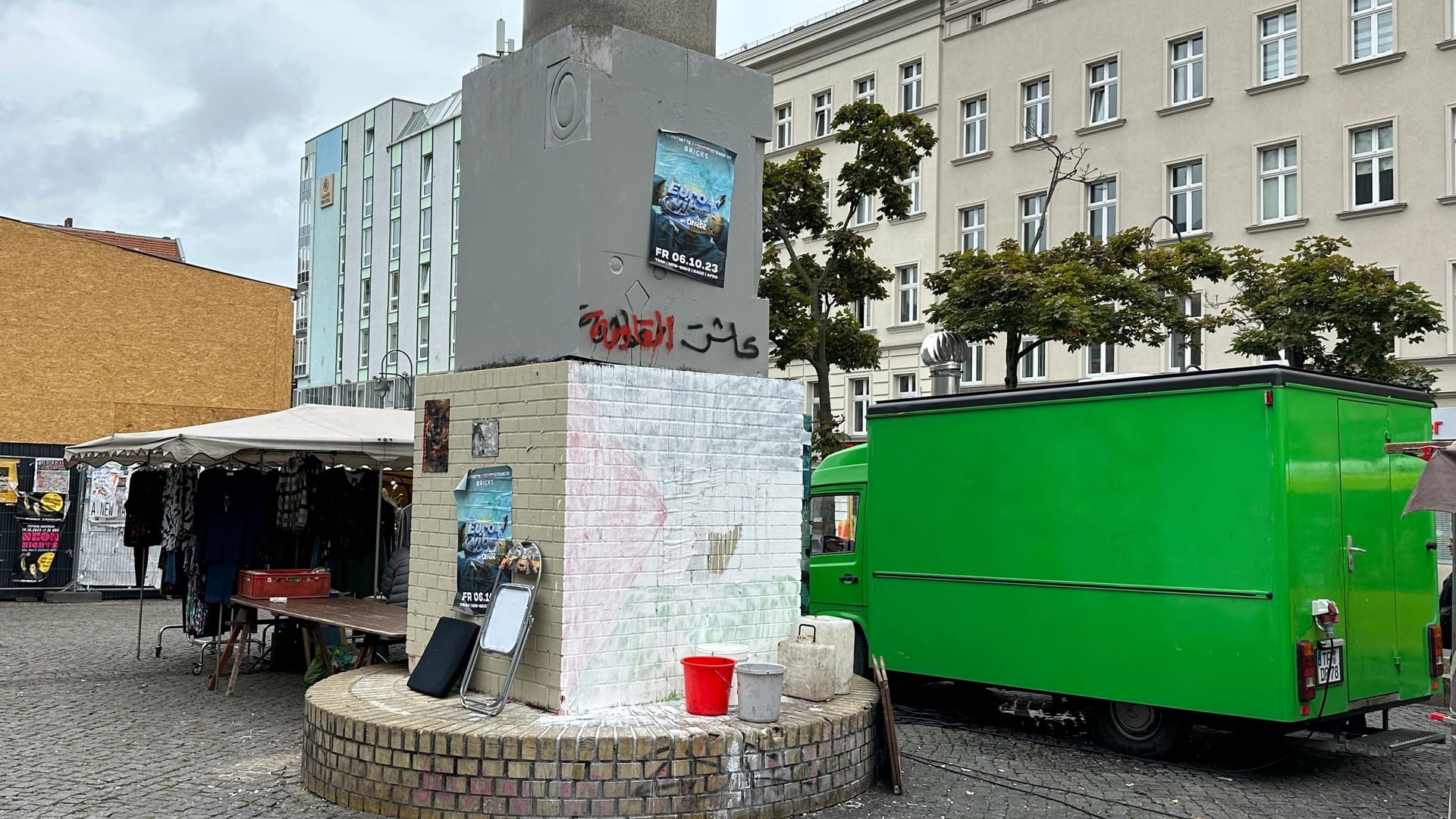 Immer wieder wurde am Hermannplatz die palästinensische Flagge aufgesprüht: Die Polizei übermalte sie mit weißer Farbe.