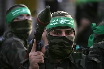 Parade der Kassam-Brigaden (Archivbild): Der militärische Flügel der Hamas hat schätzungsweise zwischen 15.000 und 40.000 Kämpfer aufgebaut, von denen nach eigenen Angaben 1.200 an dem Anschlag vom 7. Oktober beteiligt waren.