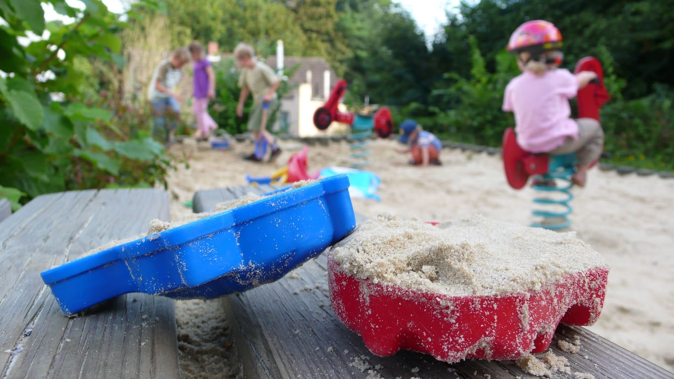 Kinder im Sandkasten (Symbolbild): Die Polizei konnten den Tatverdächtigen schnell ausfindig machen.