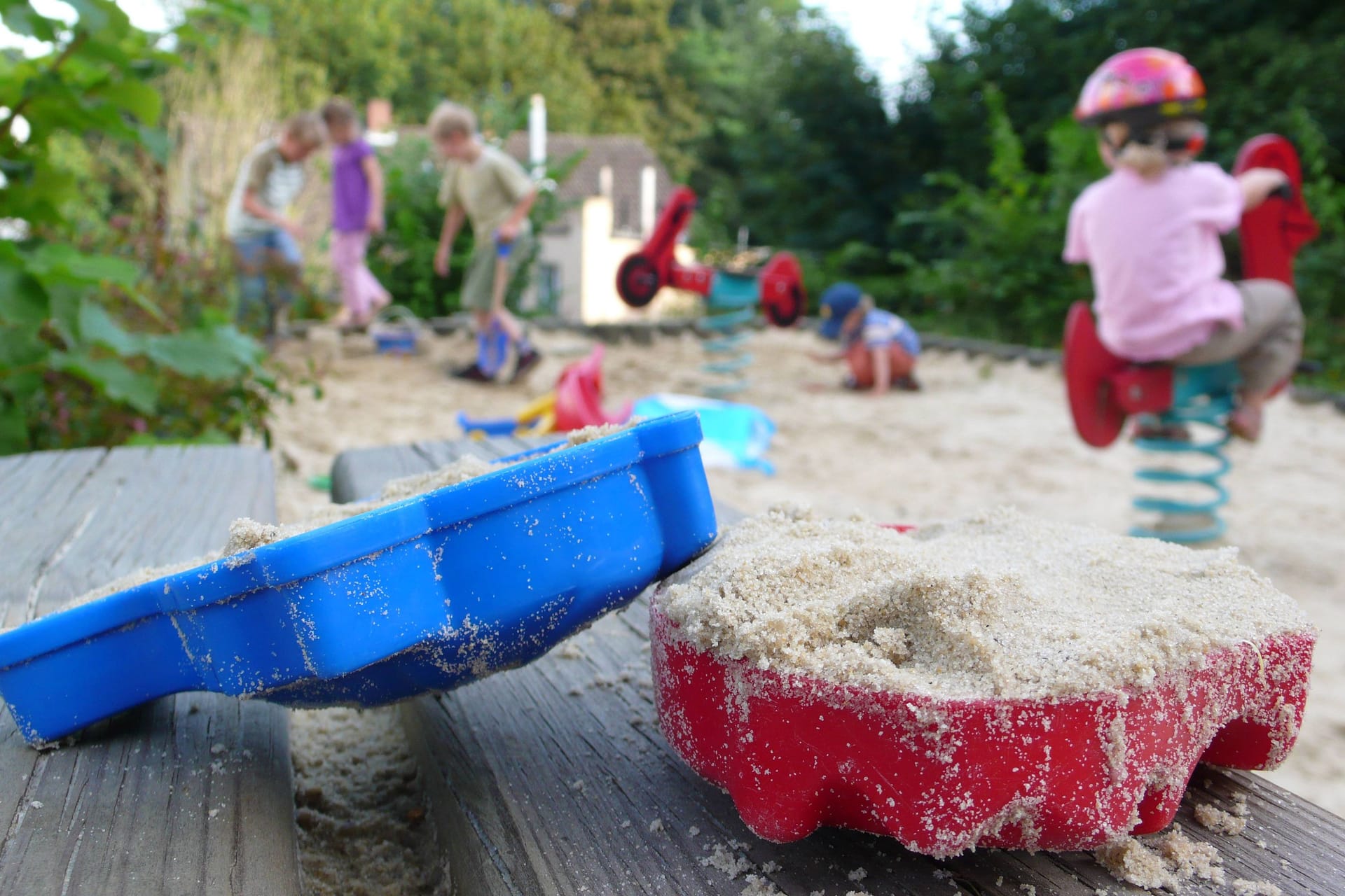 Kinder auf einem Spielplatz (Archivbild): Auf einem Spielplatz wurde ein 14-Jähriger von einem 16-Jährigen brutal mit einem Hammer angegriffen.