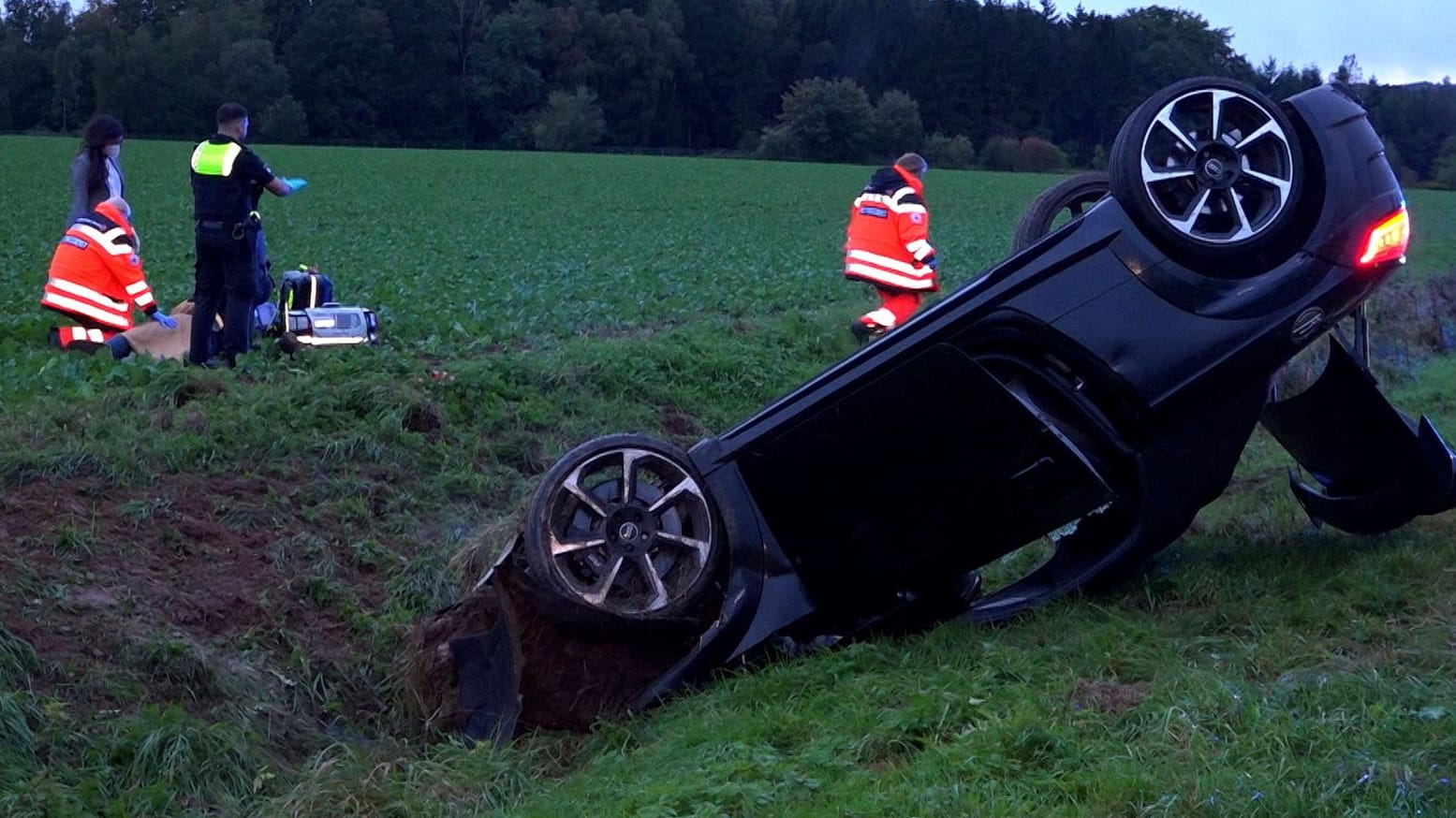 Das Ende einer Flucht im Straßengraben: Nach einer spektakulären Flucht musste ein Mann ins Krankenhaus.