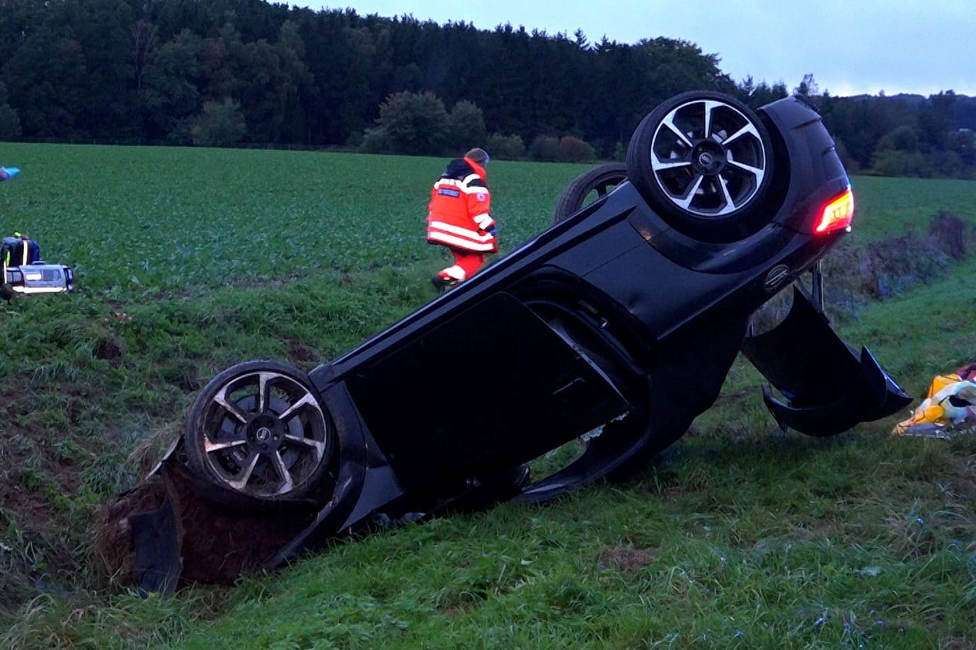 Das Ende einer Flucht im Straßengraben: Nach einer spektakulären Flucht musste ein Mann ins Krankenhaus.