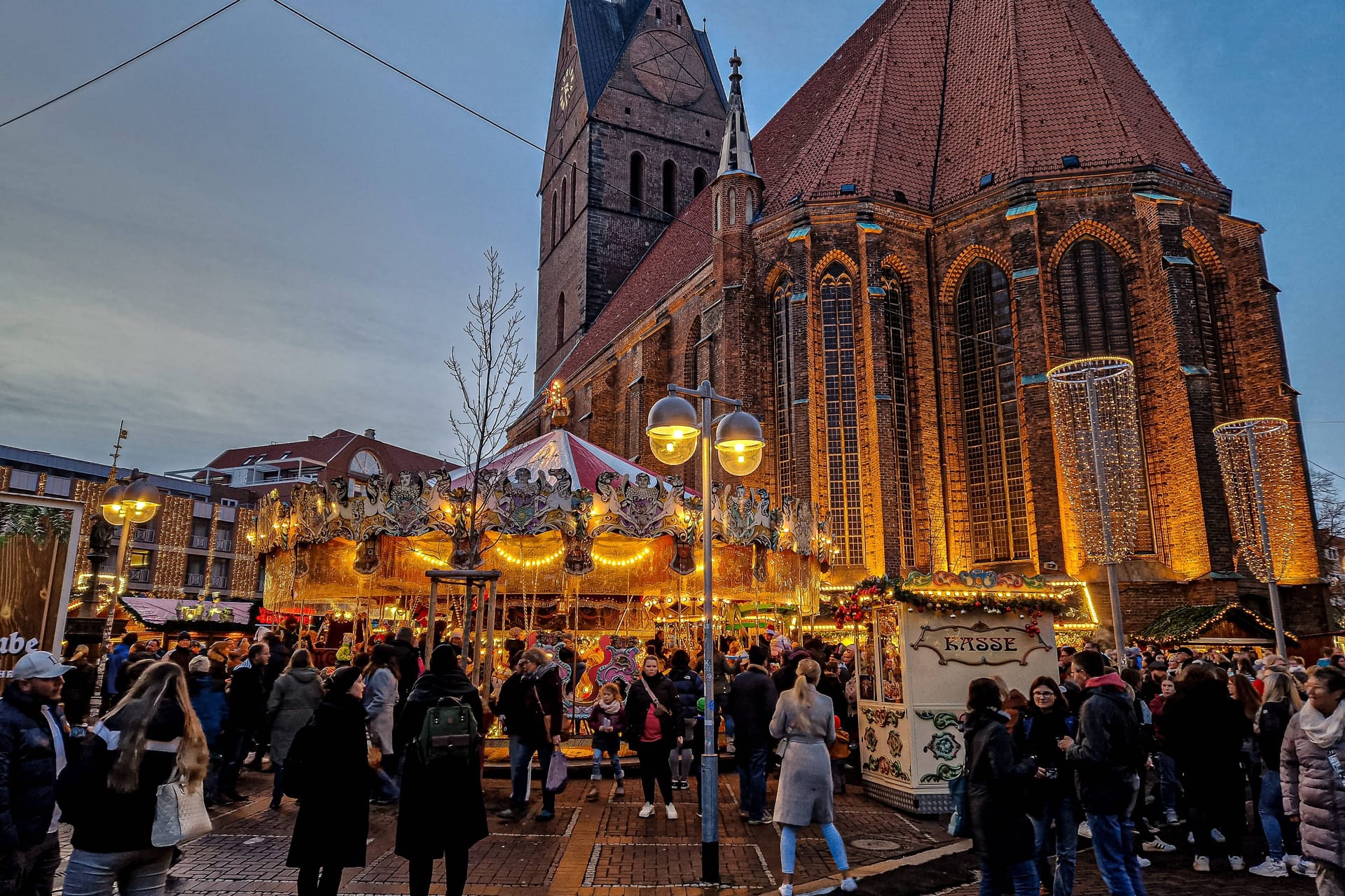 Der Weihnachtsmarkt an der Marktkirche (Archivbild): Auch in diesem Jahr lassen mehrere Orte in Hannovers Innenstadt Weihnachtsstimmung aufkommen.