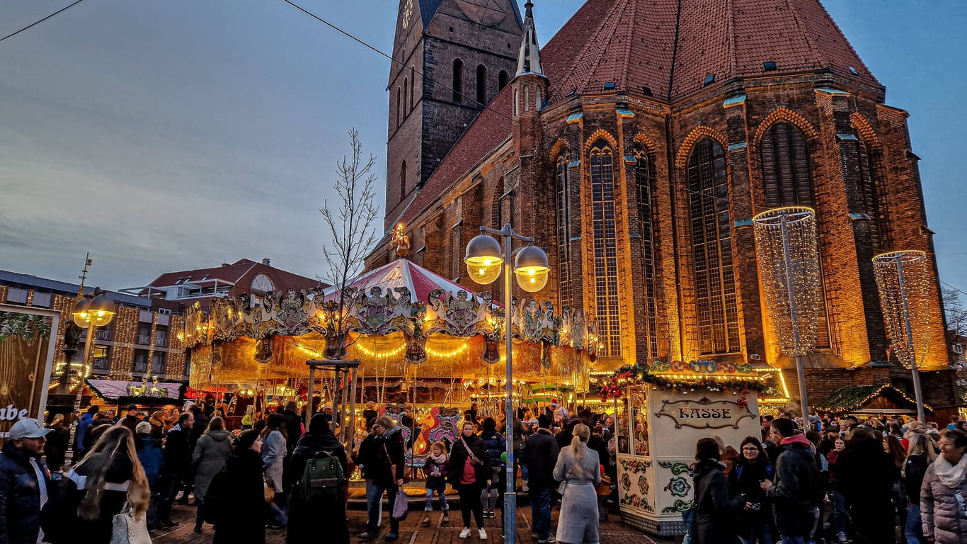 Der Weihnachtsmarkt an der Marktkirche (Archivbild): Auch in diesem Jahr lassen mehrere Orte in Hannovers Innenstadt Weihnachtsstimmung aufkommen.