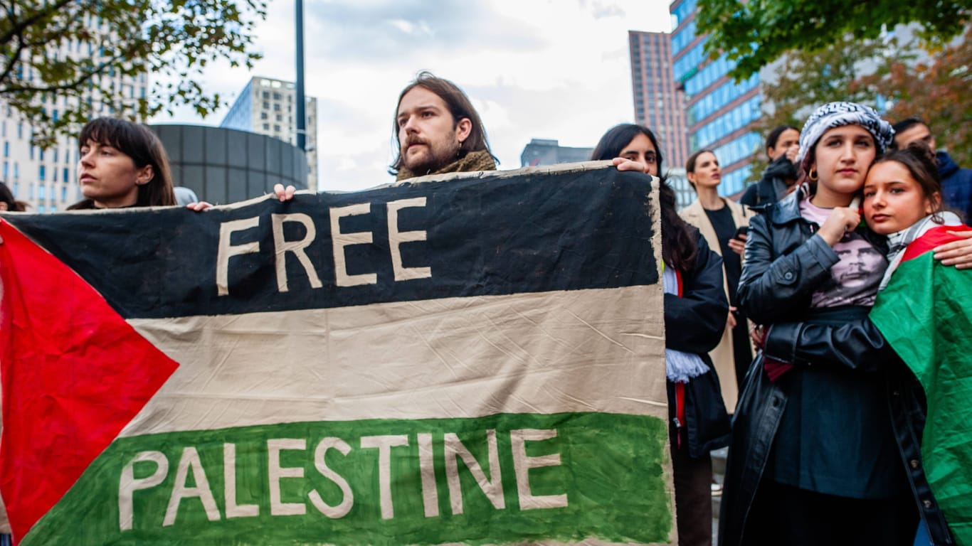 Demonstranten halten eine "Free Palestine"-Flagge hoch (Symbolbild): In Bonn sind Pro-Palästina-Parolen an Hauswände geschrieben worden.