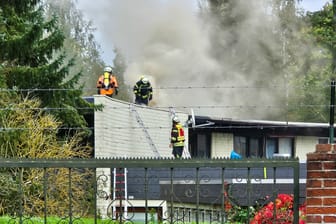 Das Feuer war am Mittwoch auf dem Gelände im Heide Park ausgebrochen: Die Ermittlungen zur Brandursache dauern an.